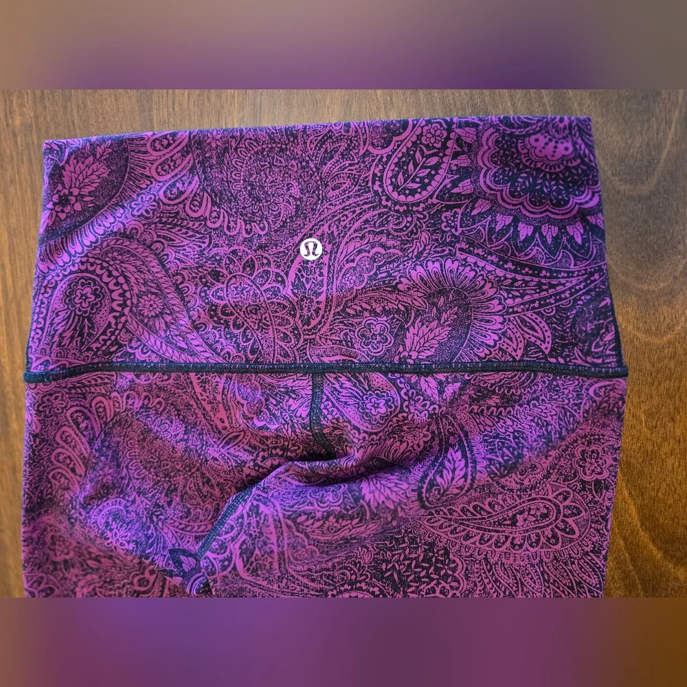 Lululemon Wunder Under Crop Antique Paisley Fuschia/Black paisley‎ leggings, 6